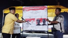 Calon Wakil Gubernur Kepri, Nyanyang Haris Pratamura, mempraktekkan cara mencoblos pada 27 November 2024 dihadapan Warga Perumahan Garden Raya dan Taman Yasmin, Kelurahan Belian, Kecamatan Batam Kota, Selasa (12/11/2024). Matapedia6.com/ Dok Agus