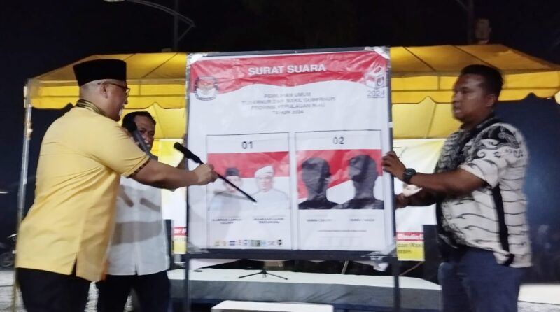 Calon Wakil Gubernur Kepri, Nyanyang Haris Pratamura, mempraktekkan cara mencoblos pada 27 November 2024 dihadapan Warga Perumahan Garden Raya dan Taman Yasmin, Kelurahan Belian, Kecamatan Batam Kota, Selasa (12/11/2024). Matapedia6.com/ Dok Agus