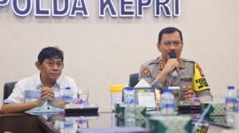 Kabid Humas Polda Kepri Kombes Pol Zahwani Pandra saat memaparkan apa yang sudah dilakukan Humas dalam memberikan informasi kepada masyarakat, Selasa (12/11/2024). Matapedia6.com/Dok Humas Polda
