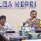 Kabid Humas Polda Kepri Kombes Pol Zahwani Pandra saat memaparkan apa yang sudah dilakukan Humas dalam memberikan informasi kepada masyarakat, Selasa (12/11/2024). Matapedia6.com/Dok Humas Polda