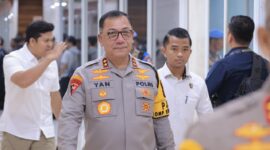 Kapolda Kepri Irjen Pol Yan Fitri Halimansyah saat berjalan keluar ruang rapat komisi III DPRD RI di Jakarta, Selasa (13/11/2024). Matapedia6.com/ Dok Humas Polda