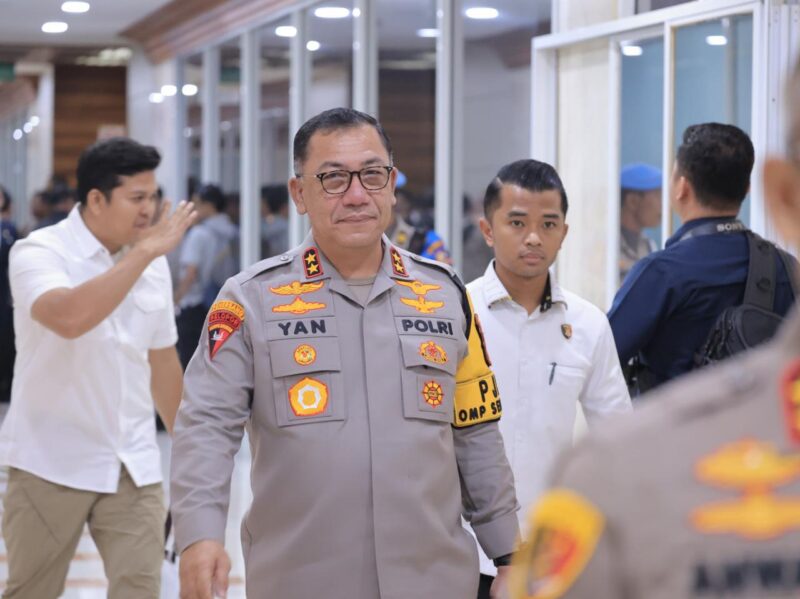 Kapolda Kepri Irjen Pol Yan Fitri Halimansyah saat berjalan keluar ruang rapat komisi III DPRD RI di Jakarta, Selasa (13/11/2024). Matapedia6.com/ Dok Humas Polda