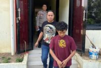 Pelaku penipuan di beberapa Minimarket di Batam yakni M Irfan saat digiring polsek Lubuk Baja, Selasa (13/11/2024). Matapedia6.com/Istimewa