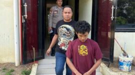 Pelaku penipuan di beberapa Minimarket di Batam yakni M Irfan saat digiring polsek Lubuk Baja, Selasa (13/11/2024). Matapedia6.com/Istimewa