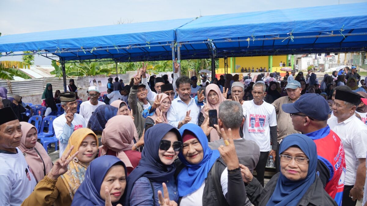 Rudi bersama masyarakat beberapa hari lalu. Foto;Ist