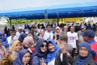 Rudi bersama masyarakat beberapa hari lalu. Foto;Ist