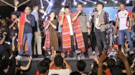 Pasangan calon Gubernur Kepri nomor urut satu Ansar Ahmad-Nyanyang Haris Pratamura saat menghadiri acara Pesta Budaya Batak Bersatu Marsada (BBM) beberapa waktu lalu.
