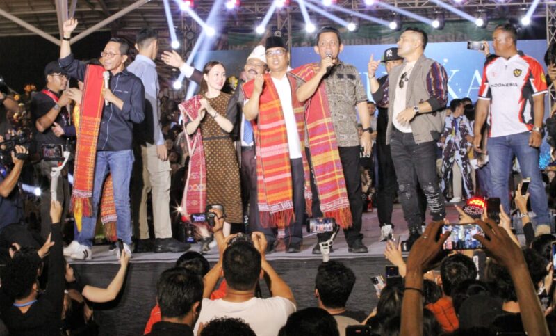 Pasangan calon Gubernur Kepri nomor urut satu Ansar Ahmad-Nyanyang Haris Pratamura saat menghadiri acara Pesta Budaya Batak Bersatu Marsada (BBM) beberapa waktu lalu.