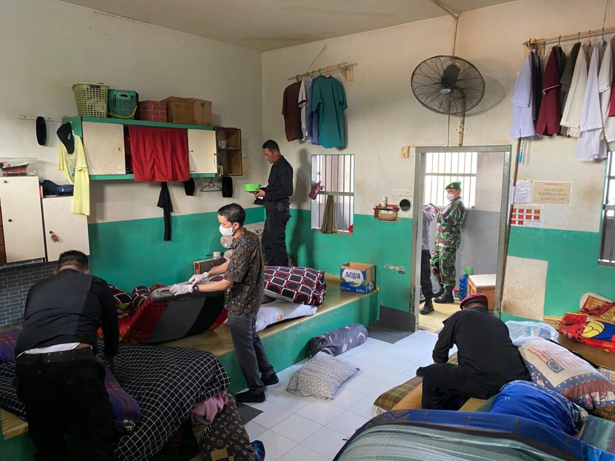 Lapas Batam geledah kamar warga binaan, Kamis (14/11). Foto:Ist