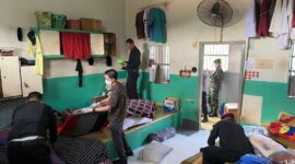 Lapas Batam geledah kamar warga binaan, Kamis (14/11). Foto:Ist