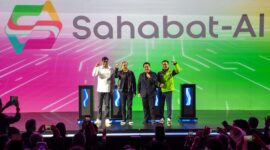 Vikram Sinha, President Director and CEO Indosat Ooredoo Hutchison, Jensen Huang, NVIDIA founder and CEO, Erick Thohir, Menteri BUMN RI dan Patrick Walujo, Direktur Utama GoTo saat peluncuran Sahabat-AI, LLM Open-Source berbahasa Indonesia yang diadakan di Jakarta, Kamis (14/11). Foto:Indosat