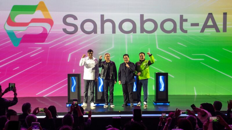 Vikram Sinha, President Director and CEO Indosat Ooredoo Hutchison, Jensen Huang, NVIDIA founder and CEO, Erick Thohir, Menteri BUMN RI dan Patrick Walujo, Direktur Utama GoTo saat peluncuran Sahabat-AI, LLM Open-Source berbahasa Indonesia yang diadakan di Jakarta, Kamis (14/11). Foto:Indosat