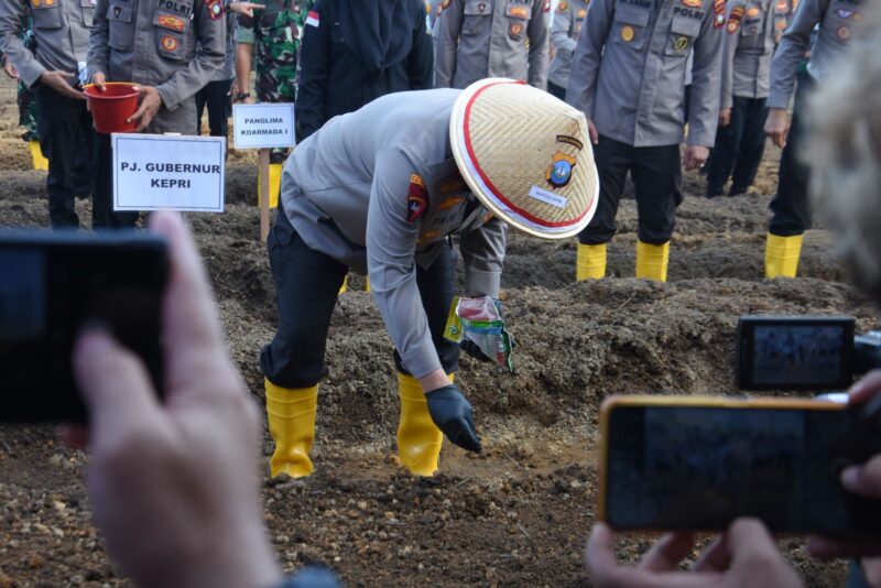 Kapolda Kepri Irjen Pol Yan Fitri Halimansyah saat melaksanakan penanaman jagung dilokasi lahan yang menjadi wujud nyata kepedulian Polda Kepri dalam mendung Asta cita bidang ketahanan pangan, Senin (15/11/2024)

