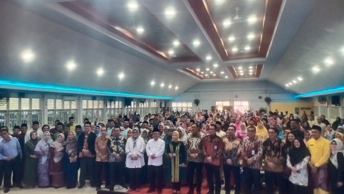 Menteri Pendidikan Dasar dan Menengah, Abdul Mu'ti bersama guru dan kepala sekolah serta kepala dinas di Batam, Jumat (15/11). Foto:Zal/matapedia