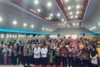 Menteri Pendidikan Dasar dan Menengah, Abdul Mu'ti bersama guru dan kepala sekolah serta kepala dinas di Batam, Jumat (15/11). Foto:Zal/matapedia