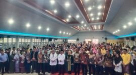 Menteri Pendidikan Dasar dan Menengah, Abdul Mu'ti bersama guru dan kepala sekolah serta kepala dinas di Batam, Jumat (15/11). Foto:Zal/matapedia