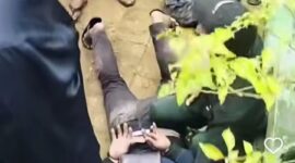 Dua pelaku pecah kaca yang ditangkap warga di area parkir Masjid An-Nur, Villa Pesona Asri, Kecamatan Batam Kota,  Jumat (15/11/2024) siang. Matapedia6.com/ Istimewa