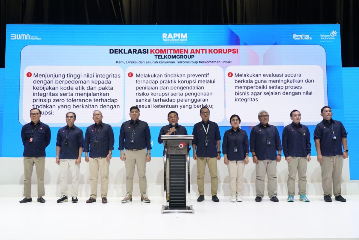 Direktur Utama Telkom Ririek Adriansyah (Tengah) beserta jajaran Direksi Telkom saat membacakan Deklarasi Komitmen Anti Korupsi pada agenda Rapat Pimpinan TelkomGroup di Jakarta, Kamis, (14/11). Foto:Telkom