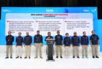 Direktur Utama Telkom Ririek Adriansyah (Tengah) beserta jajaran Direksi Telkom saat membacakan Deklarasi Komitmen Anti Korupsi pada agenda Rapat Pimpinan TelkomGroup di Jakarta, Kamis, (14/11). Foto:Telkom