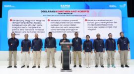 Direktur Utama Telkom Ririek Adriansyah (Tengah) beserta jajaran Direksi Telkom saat membacakan Deklarasi Komitmen Anti Korupsi pada agenda Rapat Pimpinan TelkomGroup di Jakarta, Kamis, (14/11). Foto:Telkom