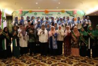 Plt gubernur Kepri Marlin dengan guru. Foto:Istimewa