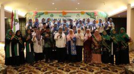 Plt gubernur Kepri Marlin dengan guru. Foto:Istimewa