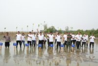 Direktur Utama Telkom Ririek Adriansyah (tengah) beserta jajaran Direksi Telkom, bersama Kepala
Desa Tambak Bulusan Ahmad Chabibullah, S.Psi., Sekretaris Camat Karangtengah Anwar Masdari, S.Pi.,
M.M., Wakil Kepala Polisi Sektor Karangtengah Ipda Rahmat Heriawan, Komandan Rayon Militer Karangtengah Capt. Infanteri Suparmin saat penanaman mangrove di Pantai Istambul Glagah Wangi, Tambak Bulusan, Demak, Jumat (15/11) Foto:Telkom