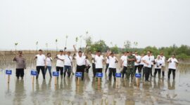 Direktur Utama Telkom Ririek Adriansyah (tengah) beserta jajaran Direksi Telkom, bersama Kepala
Desa Tambak Bulusan Ahmad Chabibullah, S.Psi., Sekretaris Camat Karangtengah Anwar Masdari, S.Pi.,
M.M., Wakil Kepala Polisi Sektor Karangtengah Ipda Rahmat Heriawan, Komandan Rayon Militer Karangtengah Capt. Infanteri Suparmin saat penanaman mangrove di Pantai Istambul Glagah Wangi, Tambak Bulusan, Demak, Jumat (15/11) Foto:Telkom