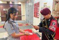 Petugas Rutan saat pindahkan kode QR. Foto:Dok/Humas Rutan