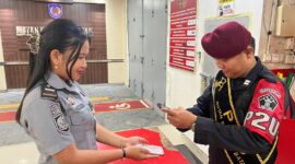 Petugas Rutan saat pindahkan kode QR. Foto:Dok/Humas Rutan