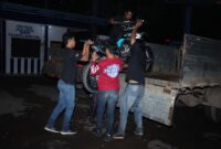 Petugas kepolisian saat menaikkan motor ke dalam mobil sebelum diangkut ke Mako Polresta Barelang, Minggu (17/11/2024). Matapedia6.com/ Dok Humas Polresta