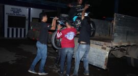 Petugas kepolisian saat menaikkan motor ke dalam mobil sebelum diangkut ke Mako Polresta Barelang, Minggu (17/11/2024). Matapedia6.com/ Dok Humas Polresta