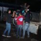 Petugas kepolisian saat menaikkan motor ke dalam mobil sebelum diangkut ke Mako Polresta Barelang, Minggu (17/11/2024). Matapedia6.com/ Dok Humas Polresta