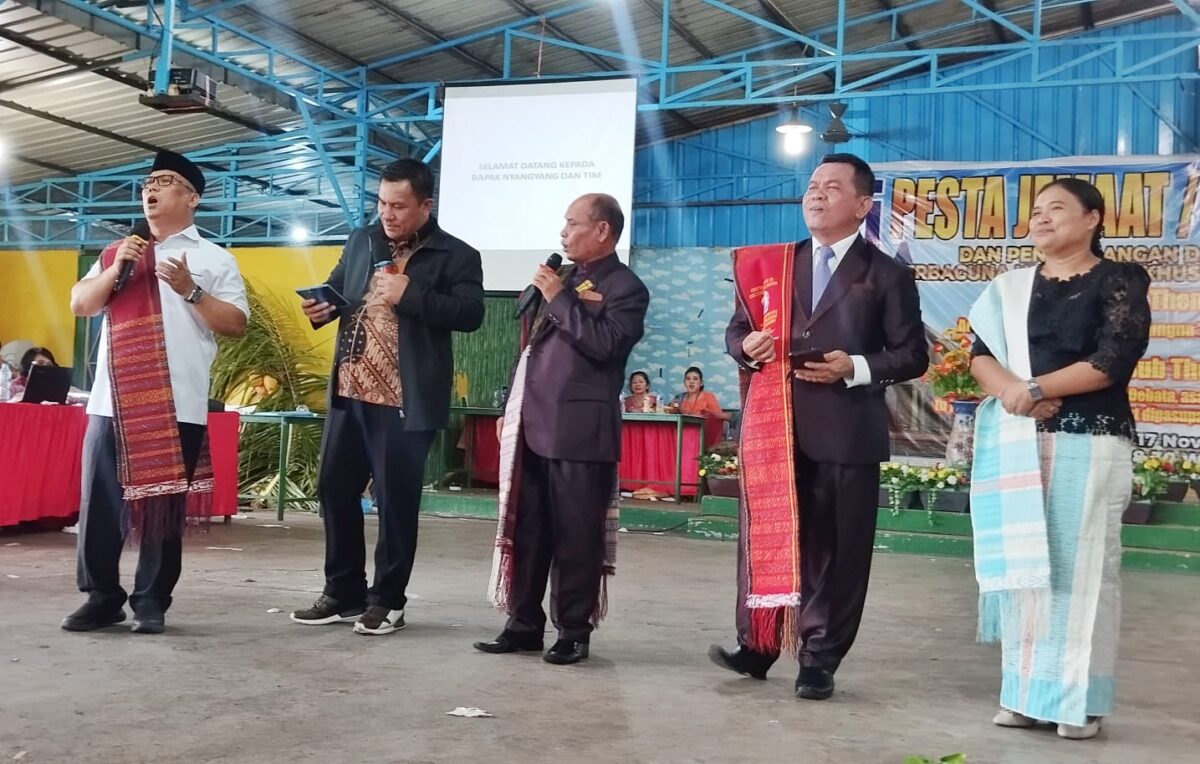 Calon Wakil Gubernur Kepulauan Riau (Kepri) nomor urut satu, Nyanyang Haris Pratamura, berhasil memikat hati jemaat Gereja Huria Kristen Indonesia (HKI) Batuaji, setelah menyanyikan lagu Boru Panggoaran dengan fasih di acara Pesta Gotilon dan penggalangan dana, Minggu (17/11/2024). Matapedia6.com/ Dok Agus