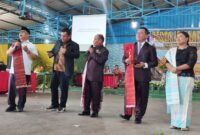 Calon Wakil Gubernur Kepulauan Riau (Kepri) nomor urut satu, Nyanyang Haris Pratamura, berhasil memikat hati jemaat Gereja Huria Kristen Indonesia (HKI) Batuaji, setelah menyanyikan lagu Boru Panggoaran dengan fasih di acara Pesta Gotilon dan penggalangan dana, Minggu (17/11/2024). Matapedia6.com/ Dok Agus