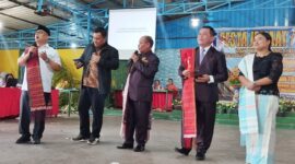 Calon Wakil Gubernur Kepulauan Riau (Kepri) nomor urut satu, Nyanyang Haris Pratamura, berhasil memikat hati jemaat Gereja Huria Kristen Indonesia (HKI) Batuaji, setelah menyanyikan lagu Boru Panggoaran dengan fasih di acara Pesta Gotilon dan penggalangan dana, Minggu (17/11/2024). Matapedia6.com/ Dok Agus