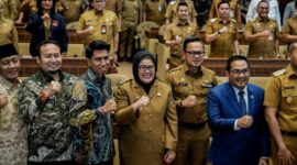 Plt Gubernur Kepri Marlin Agustina tengah. Foto:Istimewa