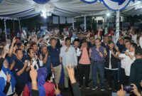 Calon gubernur Kepri Muhammad Rudi bersama masyarakat. Foto:Istimewa