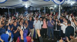 Calon gubernur Kepri Muhammad Rudi bersama masyarakat. Foto:Istimewa
