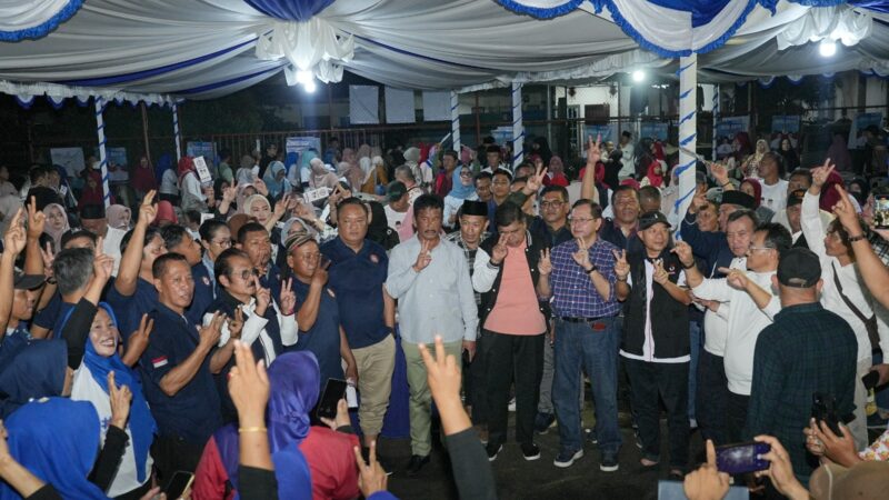 Calon gubernur Kepri Muhammad Rudi bersama masyarakat. Foto:Istimewa