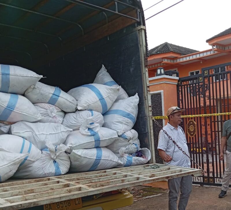 Ilustrasi pakaian bekas atau ballpress disita polisi beberapa hari lalu. Foto:Luci/matapedia