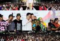 Calon gubernur Kepri Muhammad Rudi bersama masyarakat. Foto:Ist