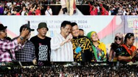 Calon gubernur Kepri Muhammad Rudi bersama masyarakat. Foto:Ist