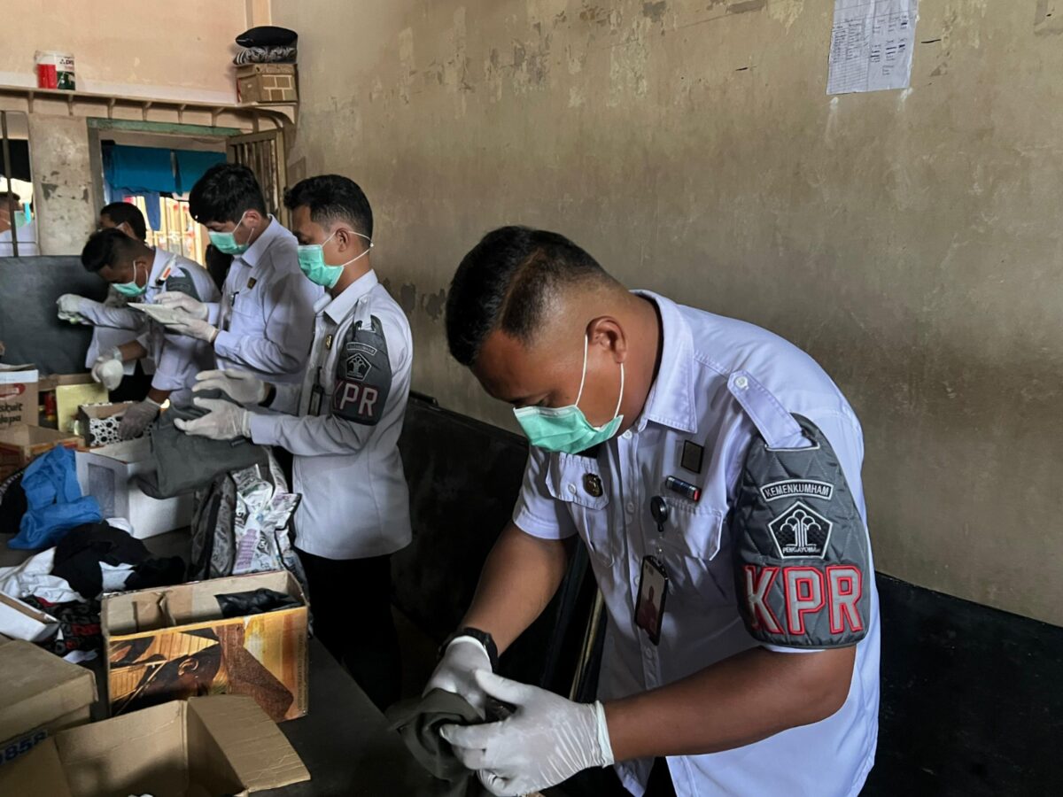 Tim gabungan dari Rutan dan juga Polsek Sagulung melaksanakan Razia di blok tahanan Rutan Kelas IIA Batam, Rabu (20/11/2024) Matapedia6.com/ Dok Rutan