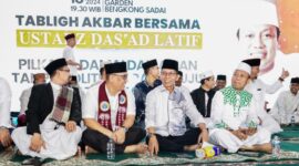 Calon wakil Gubernur Kepri Nyanyang Haris Pratamura, bersama calon Wali Kota Batam Amsakar Ahmad mendampingi Ustadz Das’ad Latif di acara Tabligh Akbar di Bengkong. Matapedia6.com/ Dok Agus