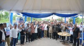 Muhammad Rudi bersama masyarakat Tanjungpinang, Rabu (20/11). Foto:DN/matapedia