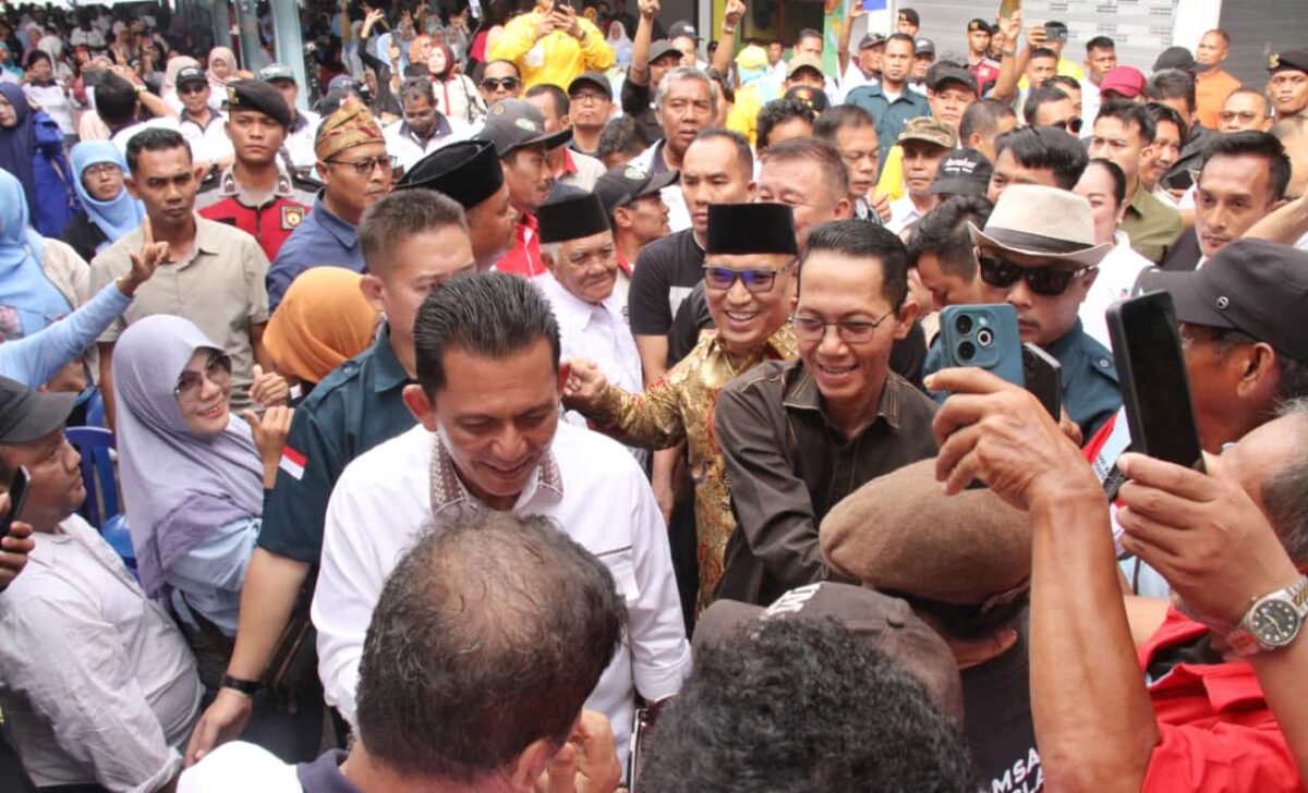 Pasangan gubernur Kepri nomor urut satu Ansar-Nyanyang dan calon walikota Amsakar-Li Claudia saat bertemu seluruh relawan di Paguba, Tembesi, Kota Batam, Kamis (21/11/2024). Matapedia6.com/Dok Agus