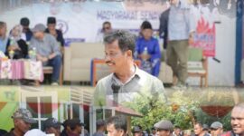 Rudi bersama masyarakat Lingga. Foto:Istimewa