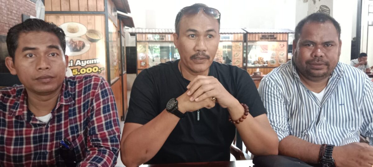 Kuasa Hukum korban LBH Satu Hari Nusantara Muslim didampingi I Ketut Suwitra saat diwawancarai wartawan, Sabtu (23/11). Foto:Toni/matapedia