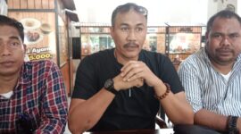 Kuasa Hukum korban LBH Satu Hari Nusantara Muslim didampingi  I Ketut Suwitra saat diwawancarai wartawan, Sabtu (23/11). Foto:Toni/matapedia